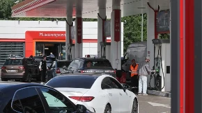 Ima redova, zaista je tesno: Evo šta građani Moskve kažu o situaciji na pumpama
