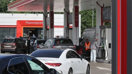 Ima redova, zaista je tesno: Evo šta građani Moskve kažu o situaciji na pumpama