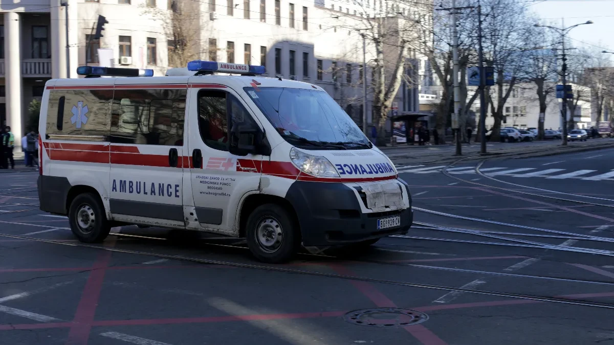 Motocklista obilazio traktor pa se zakucao u auto: Teška nesreća kod Sremske Mitrovice 
