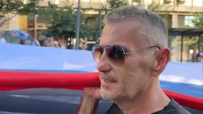 "Super je biti deo istorije" Pogledajte kakav je osećaj nositi najveću srpsku zastavu ikada