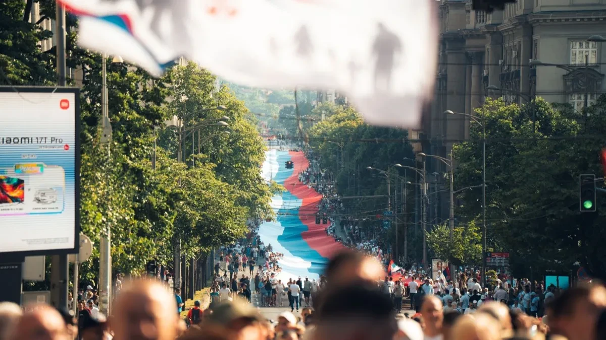"Super je biti deo istorije" Pogledajte kakav je osećaj nositi najveću srpsku zastavu ikada