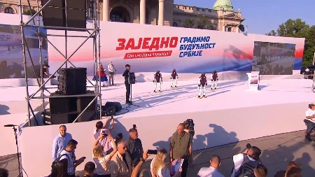 Roboti igrali "Moravac" ispred Skupštine, Vuk ih vodio harmonikom!