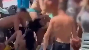 Besna rulja pretukla devojčicu (13) nasred plaže, opšti haos u poznatom letovalištu u Španiji! (VIDEO)