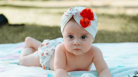 Tummy time: Zašto je važno da beba provodi vreme na stomaku