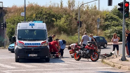 Težak udes kod Plavog mosta u Čačku: Automobil oborio biciklistu na semaforu, povređeni hitno prevezen u Urgentni centar