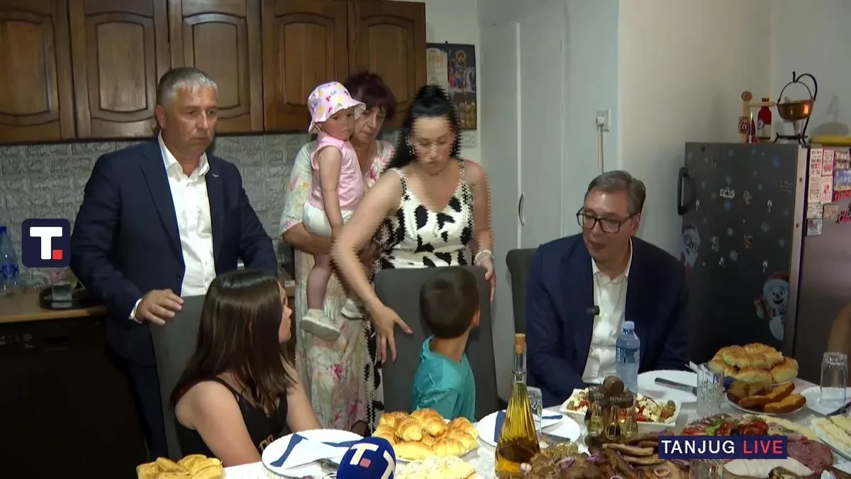 Vučić u poseti porodici sa petoro dece: "To je pravo blago"