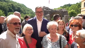Vučić sa narodom u manastiru Ravanica! Gospođa prišla predsedniku, pa ga izenadila komplimentom: "Ne pamtim da mi je to neko rekao"