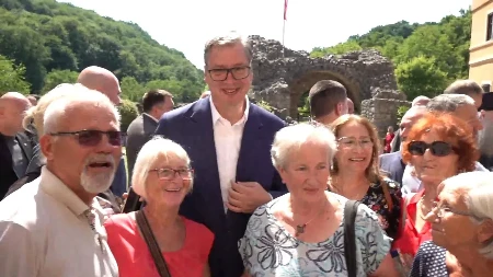 Vučić sa narodom u manastiru Ravanica (VIDEO)