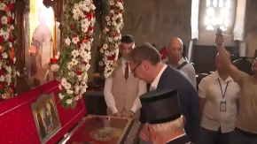 Predsednik se poklonio moštima kneza Lazara: Vučić sa narodom u manastiru Ravanica