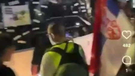 Užas! Blokaderi stali ispred autobusa i narodu koji je došao da podrži predsednika nisu dali da prođe! (VIDEO)