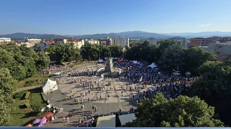 "Istina je, sve se vidi na Vidovdan!" Više od pola trga prazno, pukao blokaderski skup u Kraljevu