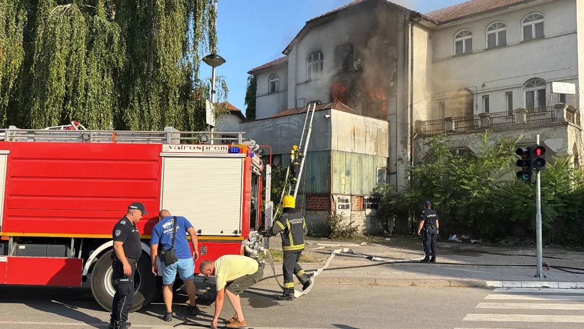 Stravičan požar bukti u Čačku: Dim se vidi po celom gradu! (FOTO) 