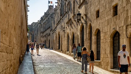 Haos na Rodosu: Turista izašao go na ulicu i šokirao prolaznike, a onda uradio nešto neverovatno