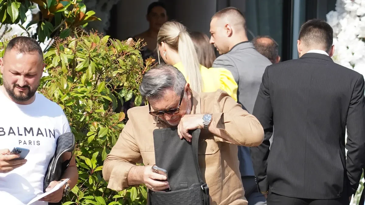 Majku smestio u dom, a ženi prepisao sve što ima! Pevač 20 godina mlađoj supruzi ostavio svu imovinu: "Volim je najviše na svetu"