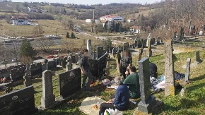 Ljudi na jugu Srbije stavljaju BARBIKU U KOVČEG sa pokojnikom: Najneobičniji ritual u našoj zemlji, evo kako pokušavaju da PREVARE SMRT