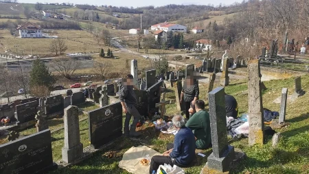 Ljudi na jugu Srbije stavljaju BARBIKU U KOVČEG sa pokojnikom: Najneobičniji ritual u našoj zemlji, evo kako pokušavaju da PREVARE SMRT