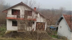 Kuća od 100 kvadrata, na 36 ari placa - samo 25.000 evra! Nalazi se na osam kilometara od grada