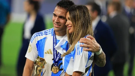 "Podigla" temperaturu na stadionu: Žena argentinskog fudbalera očarala sve na Mundijalu