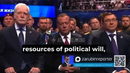 Hit snimak iz Kremlja! Gledajte samo šta Medvedev radi dok Putin govori! 