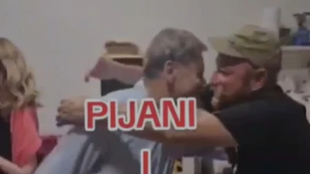 Dobro se popilo! Glumac blokader recituje "pod gasom", a napolju debakl!