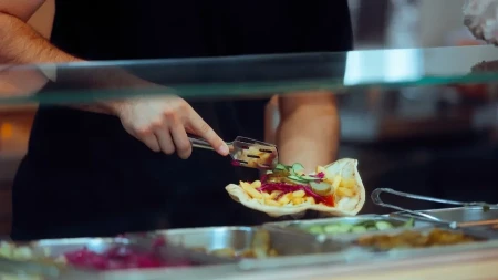 Dugovi su ostali, prijatelji nestali - čovek uložio 40.000 evra u brzu hranu pa sve propalo