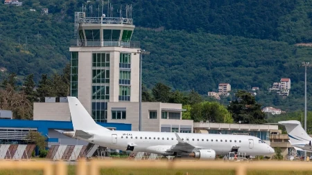Drama u Tivtu: Avion iz Srbije sa 90 putnika zadržan na aerodromu, policija sve "češlja"