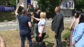 Srbi prekrili table sa albanskim nazivima! Kurti poslao policiju!