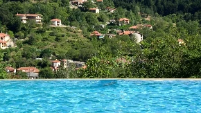 Prodaje se imanje uz more sa 10.000 m² - kamena kuća, maslinjaci i pogled koji osvaja na prvi pogled
