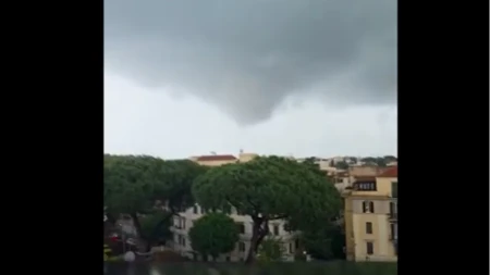 Apokalipsa u Rimu! Nebo se otvorilo, tornado čupao drveće i nosio sve pred sobom (VIDEO)
