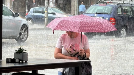 Snažno nevreme pogodilo Loznicu! Ulice pod vodom, samo se smrklo i počelo da sipa!
