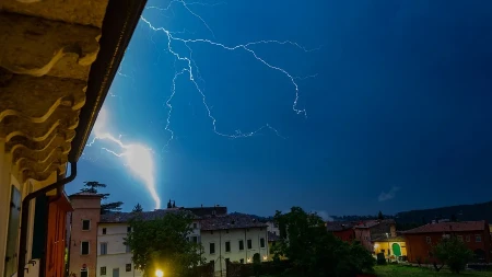 Izdato upozorenje za večeras: Stiže talas sa obilnim nepogodama i gradom!
