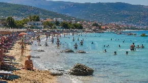 Nova opasnost na plažama u Grčkoj: Srbi upozoravaju na stvorenje sa oštrim ubodom, peče i boli danima