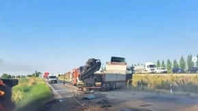 Stravična nesreća kod Iriga! Kamion se zapalio nakon sudara, jedan vozač izgoreo, drugi teško povređen