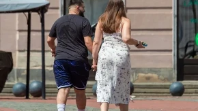 Ova garderoba ističe ženstvenost, a ne višak: Nije poenta da se krijete u širokom i crnom, to većinu žena upropasti 
