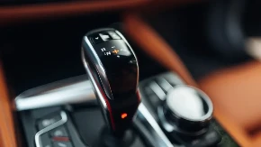 Vozite automatik? Ovu grešku na semaforu pravi veliki broj vozača