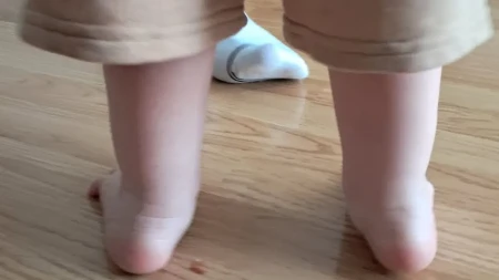 Mama pokazala kako njen sin od 17 meseci hoda: Roditelji odmah primetili isti problem