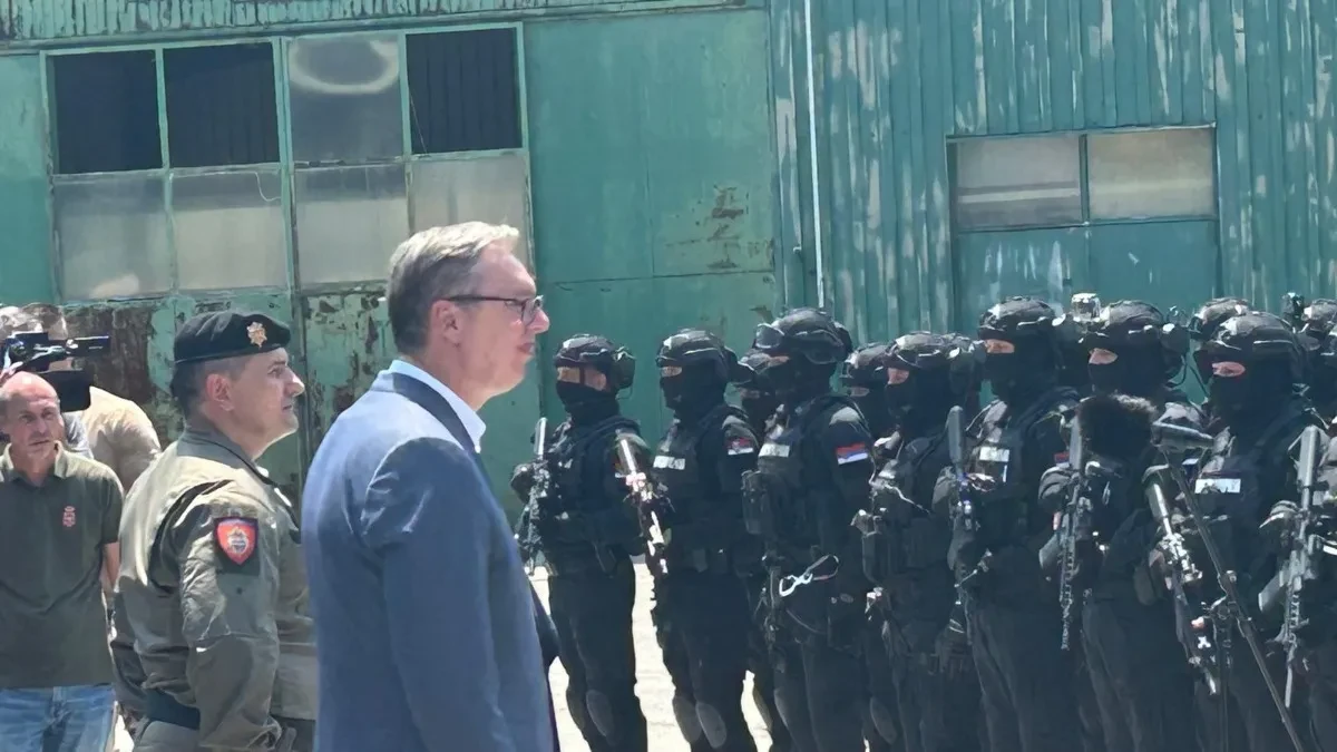 "Ko smo mi? Srbija! Kosovo? Srbija!" Vučić na pokaznoj vežbi Žandarmerije u Lipovici (VIDEO)
