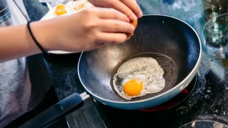 Hrana vam se stalno lepi za tiganj? Naše bake su ovako rešavale problem za 1 minut