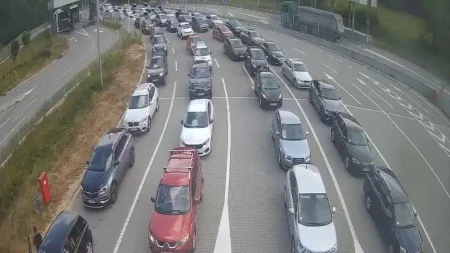 "Potpuni haos na ulazi u Srbiju": Ogromna kolona na Gostunu, automobili čekaju u tri trake (FOTO)
