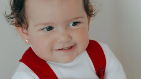 Kada detetu probušiti uši? Sve što roditelji treba da znaju pre donošenja odluke