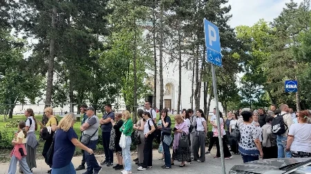 Osećaj je nestvaran, najveća blagodat u životu: Danilo iz Priboja celivao Pojas Presvete Bogorodice - danas nikad duži redovi u Beogradu 