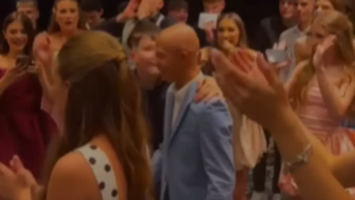 Snimak sa mature u Beogradu rasplakao je Srbiju! Viktor između hemioterapija došao na svoje matursko veče
