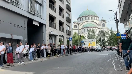 "Da se saberemo i okupimo oko Boga živoga": Danilo iz Priboja celivao Pojas Presvete Bogorodice - nikad duži redovi u Beogradu