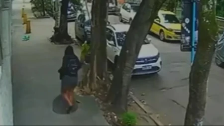 Gledala u telefon i nestala u sekundi: Jeziv snimak žene koja je propala u ambis ledi krv u žilama!
