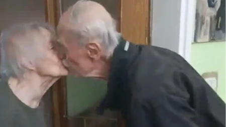 "Hvala, da te poljubim" Rečenica jedne bake naterala hiljade ljudi na suze (VIDEO)