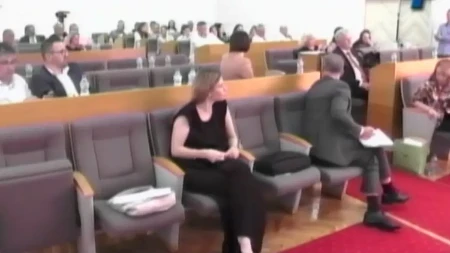 Skandal u Trsteniku! Odbornik Aleksićevog pokreta šutnuo načelnicu! (VIDEO)