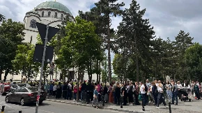 Žena gađala vernike staklenim flašama: Užas na Vračaru