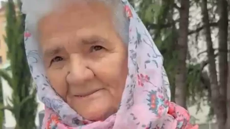 Imam 79 godina, nisam umorna niti mi je teško: Baka Anđa se pomolila se za praunučiće, ali i za ceo Srpski narod (VIDEO)