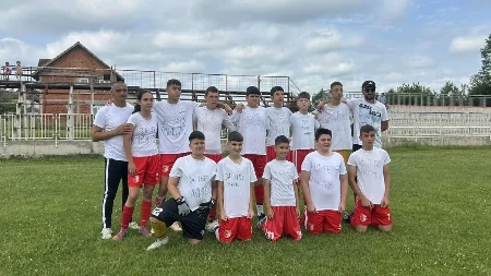 Za tebe Mitre! Dirljiva poruka na majicama dečaka iz FK Slatina - ne zaboravljaju druga koji je poginuo u prevrtanju traktora