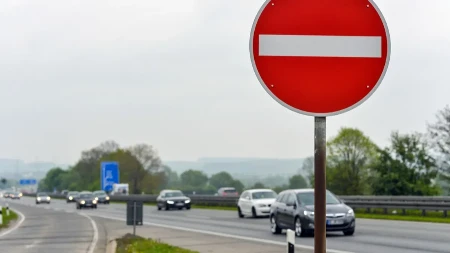 Seo u auto pa krenuo u kontrasmer, narod u šoku: „Kako, bre, nisi video ogroman znak stop?!“